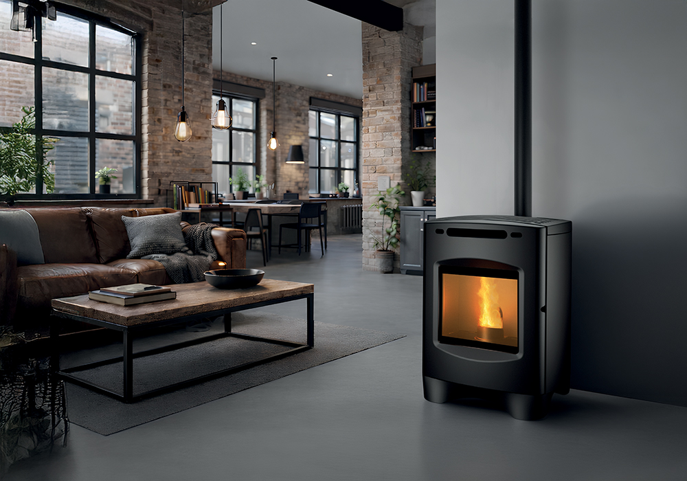 Poêle à granulés compact EVOL 8 kW noir mat présenté dans une pièce à vivre de style industriel